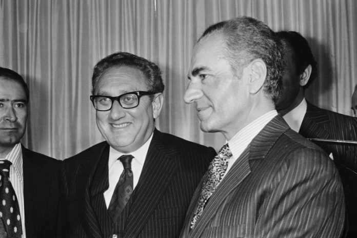 Shah-of-Iran-and-Kissinger-696x464
